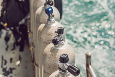 Scuba basınçlı hava tankı teknede. Dalış için hazır.