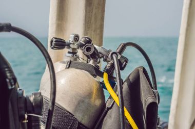 Scuba basınçlı hava tankı teknede. Dalış için hazır.