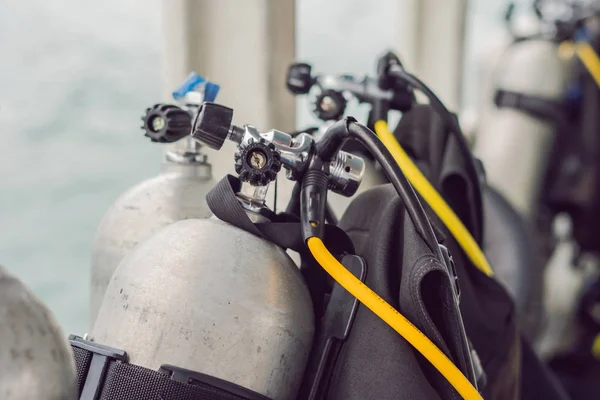Scuba basınçlı hava tankı teknede. Dalış için hazır.