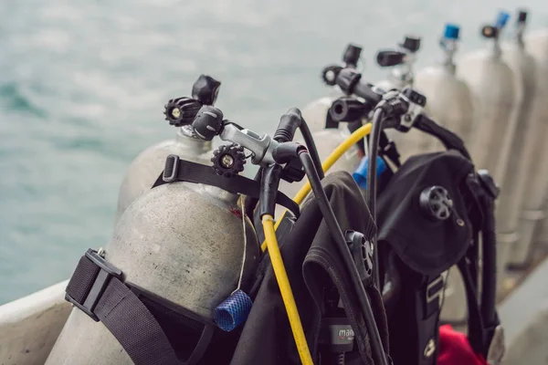 Scuba basınçlı hava tankı teknede. Dalış için hazır.