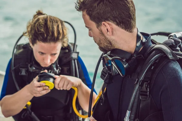 Diver prepares his equipment for diving in the sea — Stock Photo, Image