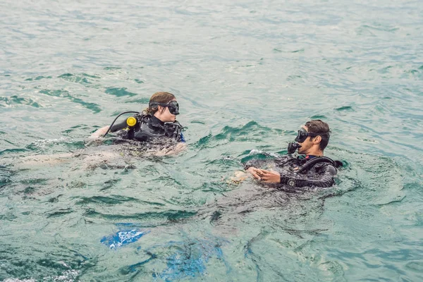 Dalgıçlar dalış için hazır su yüzeyinde