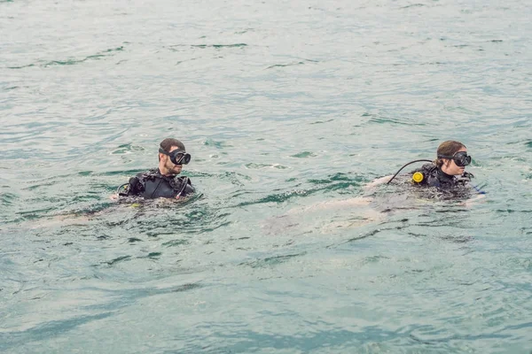 Dalgıçlar dalış için hazır su yüzeyinde