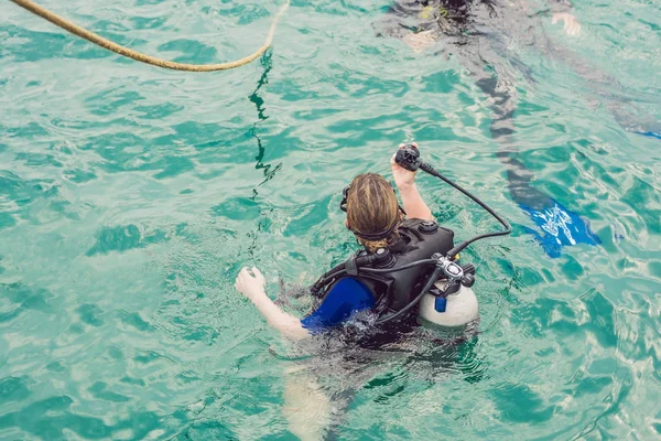 Dykare på ytan av vatten redo att dyka — Stockfoto
