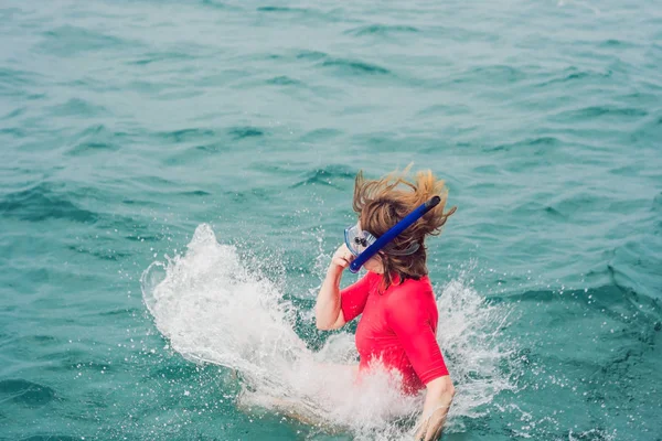 Une Femme Saute Dans Eau Pour Faire Plongée Avec Tuba — Photo