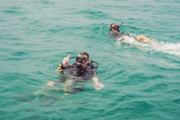 Divers on the surface of water ready to dive — Stock Photo, Image