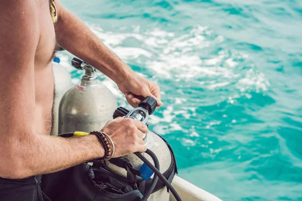 Diver Förbereder Sin Utrustning För Dykning Havet — Stockfoto