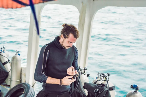 Young Diver Preparing Underwater Compass Diving — Stock Photo, Image