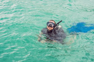Dalgıçlar dalış için hazır su yüzeyinde