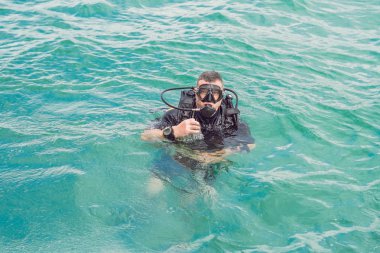 Dalgıçlar dalış için hazır su yüzeyinde