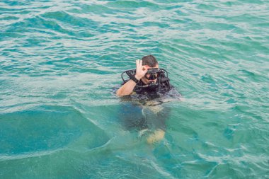 Dalgıçlar dalış için hazır su yüzeyinde