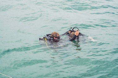 Dalgıçlar dalış için hazır su yüzeyinde