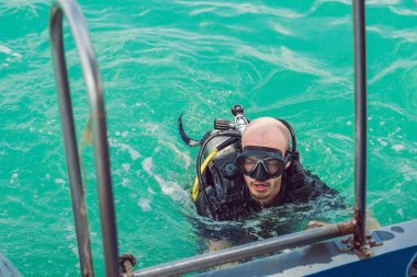 Mutlu dalgıç dalış sonra gemiye döndürür