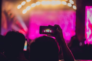 Rock konseri ve cep telefonu Müzik Festivali ile alarak fotoğraf zevk insanlar.