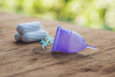 Kadın hijyen ürünleri - adet Kupası ve tampon farklı türleri