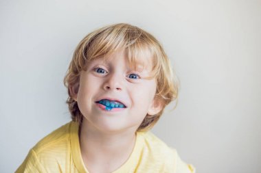 Ağız alışkanlığı nefes aydınlatmak için üç yaşında çocuk gösterileri myofunctional eğitmeni. Büyüyen dişler ve doğru şeyler dengelemek yardımcı olur. Dilin konumunu düzeltir.