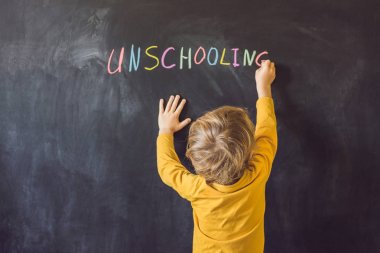 Kavram Unschooling evde öğrenmeye geri okul renk tebeşir siyah arka planda satır üstten görünüm düz Lay.