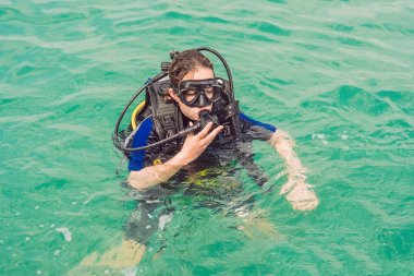 Dalgıçlar dalış için hazır su yüzeyinde