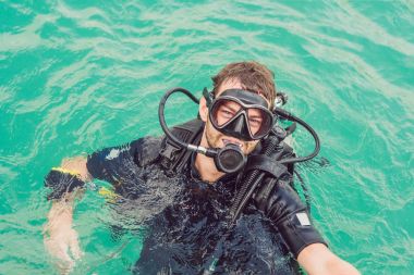 Dalgıçlar dalış için hazır su yüzeyinde