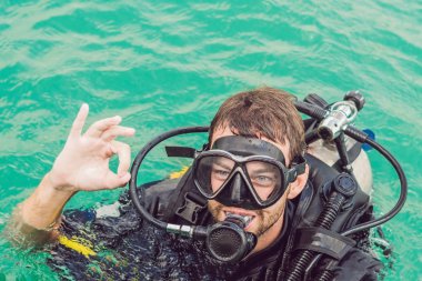 Dalgıçlar dalış için hazır su yüzeyinde