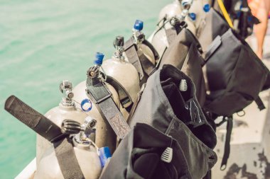 Scuba basınçlı hava tankı teknede. Dalış için hazır.