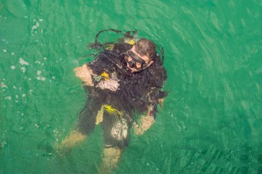 Dalgıçlar dalış için hazır su yüzeyinde