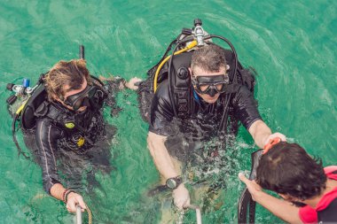 Mutlu dalgıç dalış sonra gemiye döndürür