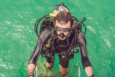 Mutlu dalgıç dalış sonra gemiye döndürür.