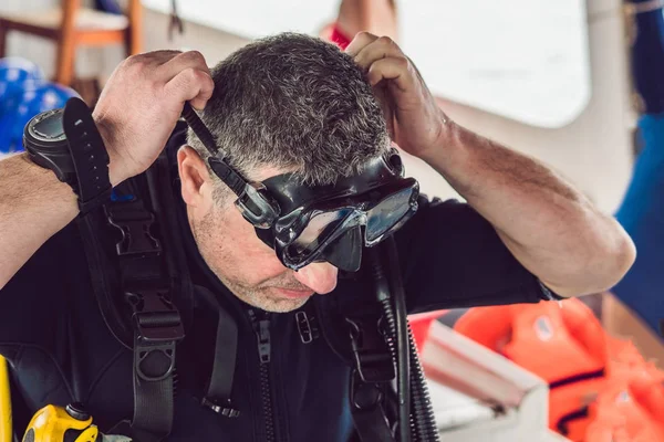 Voorbereiden om te duiken in de zee duiker — Stockfoto