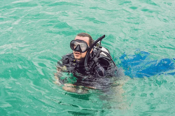 準備ができて飛び込みの水の表面でダイバー — ストック写真