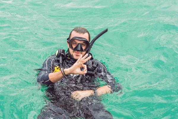 準備ができて飛び込みの水の表面でダイバー — ストック写真