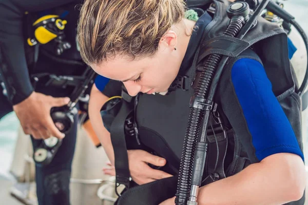 Diver förbereder sin utrustning för dykning i havet — Stockfoto