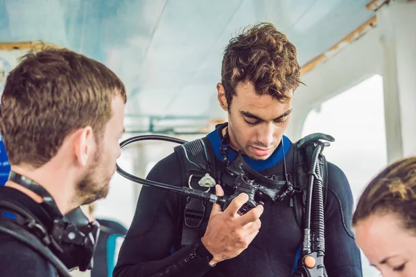 ダイバーは海でのダイビングのための彼の装置を準備します。 — ストック写真