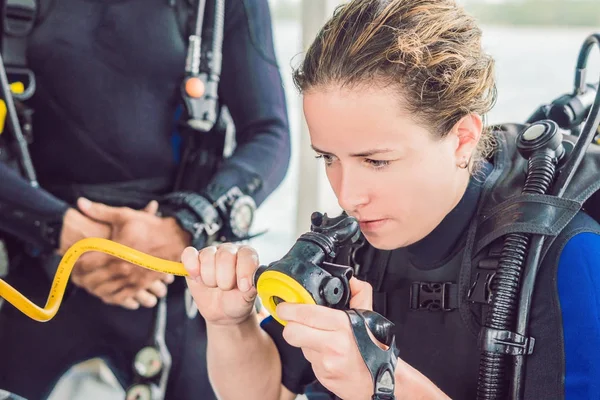 Diver förbereder sin utrustning för dykning i havet — Stockfoto