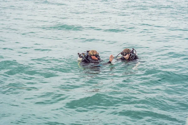 Divers on the surface of water ready to dive — Stock Photo, Image