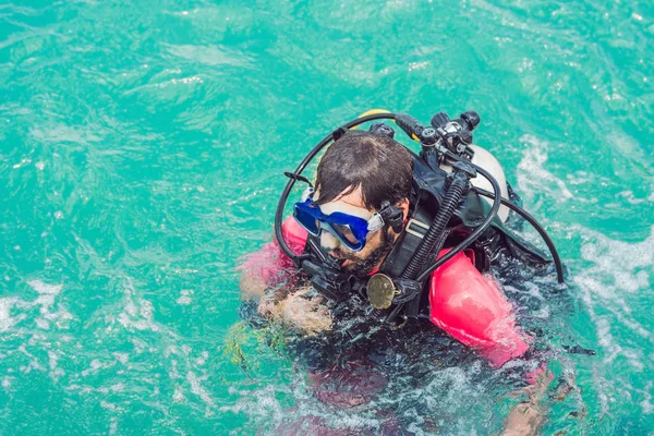 準備ができて飛び込みの水の表面でダイバー — ストック写真