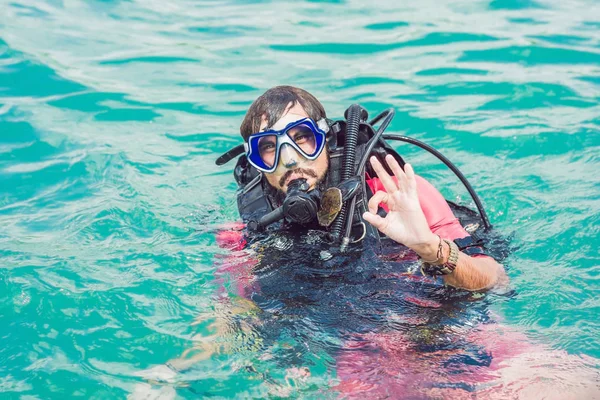 Dykare på ytan av vatten redo att dyka — Stockfoto