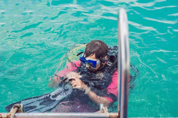 Happy diver returns to the ship after diving — Stock Photo, Image