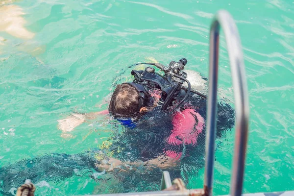 準備ができて飛び込みの水の表面でダイバー — ストック写真