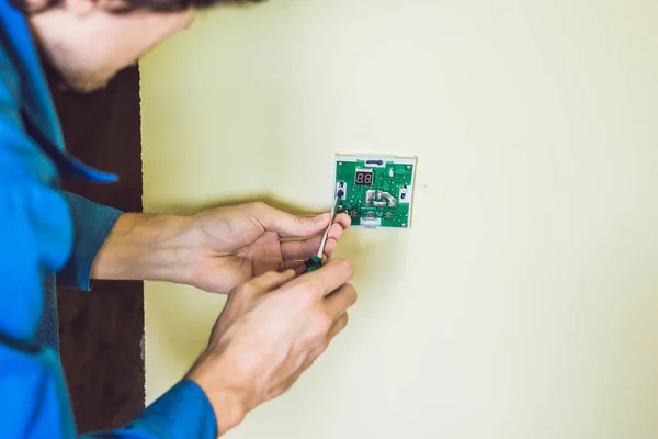 Electrician Installing Electrical Thermostat New House — Stock Photo, Image