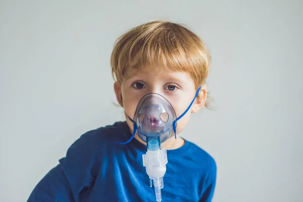 Băiatul Care Face Inhalare Nebulizator Acasă — Fotografie, imagine de stoc