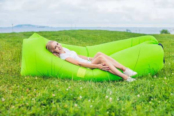 Mujer Joven Descansando Sofá Aire Parque Lamzac — Foto de Stock