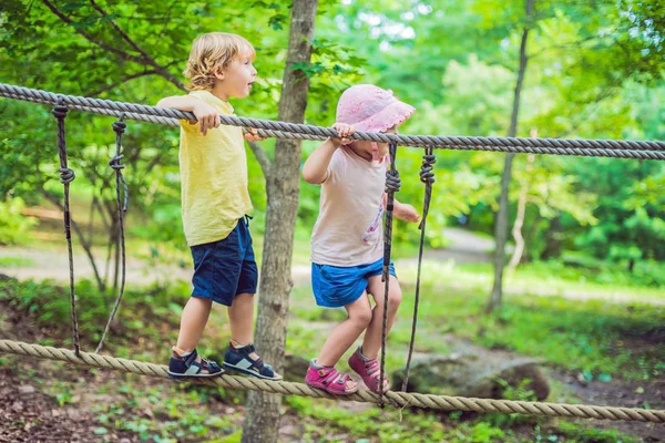 Portret Van Schattige Kleine Jongen Meisje Lopen Een Touwbrug Een — Stockfoto