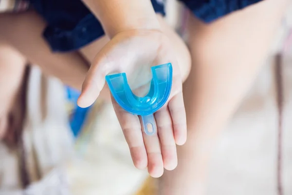 Anak laki-laki berusia tiga tahun menunjukkan pelatih miofungsional untuk menerangi mulut bernapas kebiasaan. Membantu menyamakan gigi yang tumbuh dan gigitan yang tepat. Meralat posisi lidah. — Stok Foto