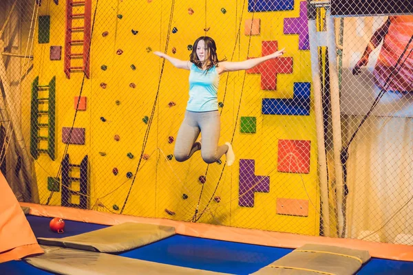 Joven Deportista Saltando Trampolín Parque Fitness Haciendo Exersice Interiores —  Fotos de Stock