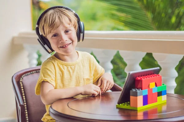 Roztomilý Chlapec Tropech Mluvit Přáteli Rodinou Audiovizuální Volání Pomocí Tabletu — Stock fotografie