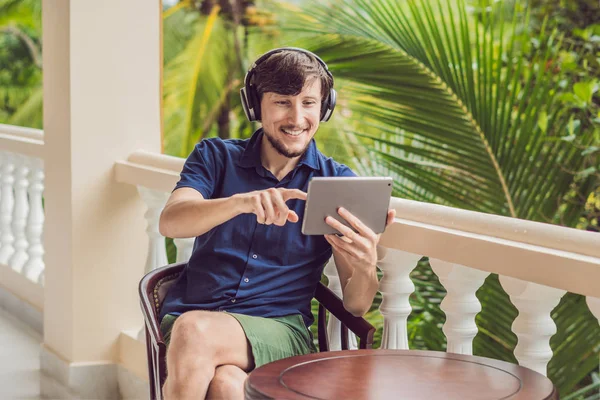 Adam Arkadaşlar Aile Ile Bir Tablet Terasta Oturan Kablosuz Kulaklık — Stok fotoğraf