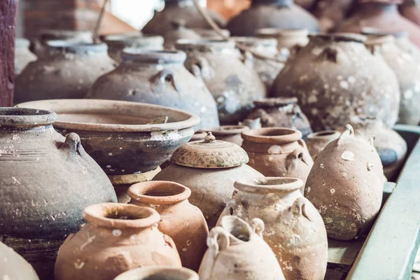 Antigos potes tradicionais vietnamitas cobertos de conchas — Fotografia de Stock