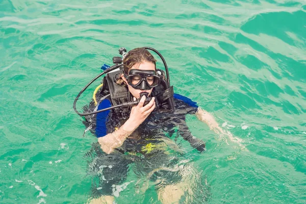 Дайвери на поверхні води готові пікірувати — стокове фото