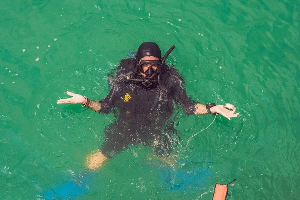 ダイバーは水の下で何かを見つけられませんでした 水中の概念がありません — ストック写真